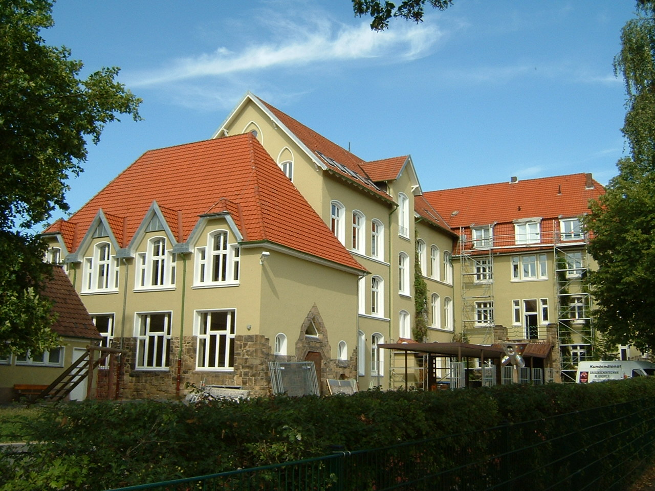 ... Die Fassade strahlt in neuem Glanz